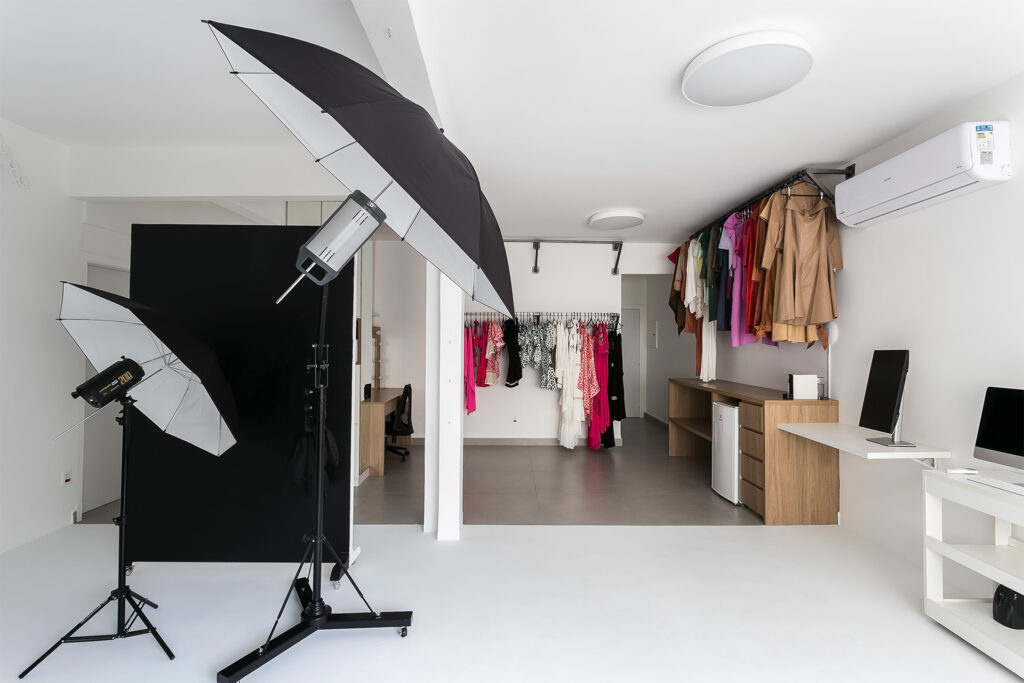 Serviços de fotografia De moda em mídia impressa e digital, com foco em e-commerce, para indivíduos e empresas.